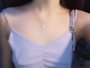 很骚的妹子深夜大膽露美乳